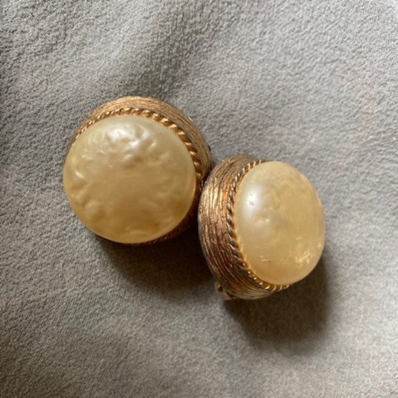 Vintage Signed Carnegie Clip Earrings - Picture 1 of 6